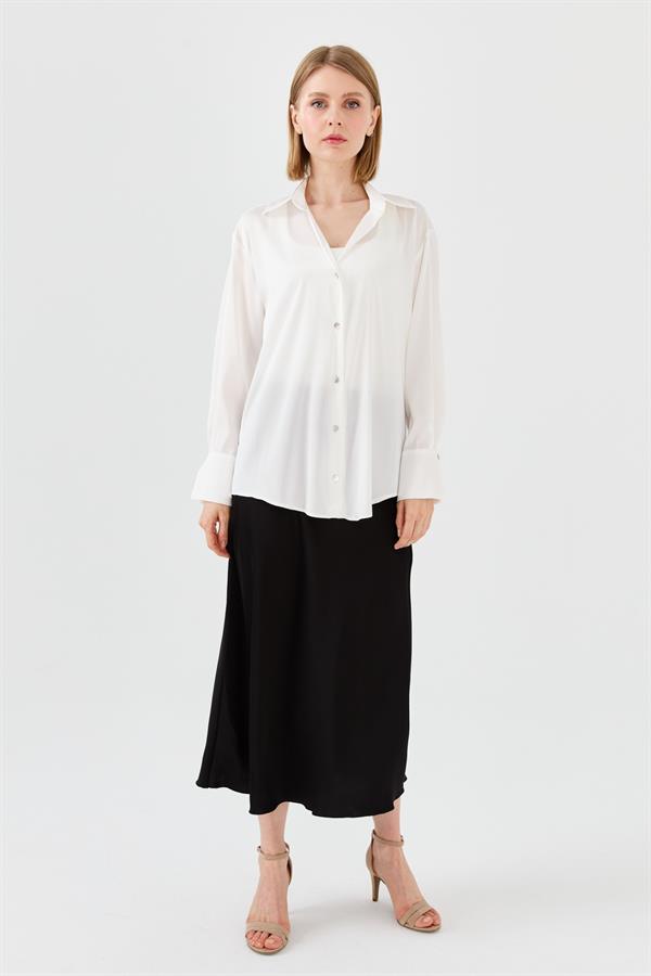 Женская атласная рубашка с воротником молочная