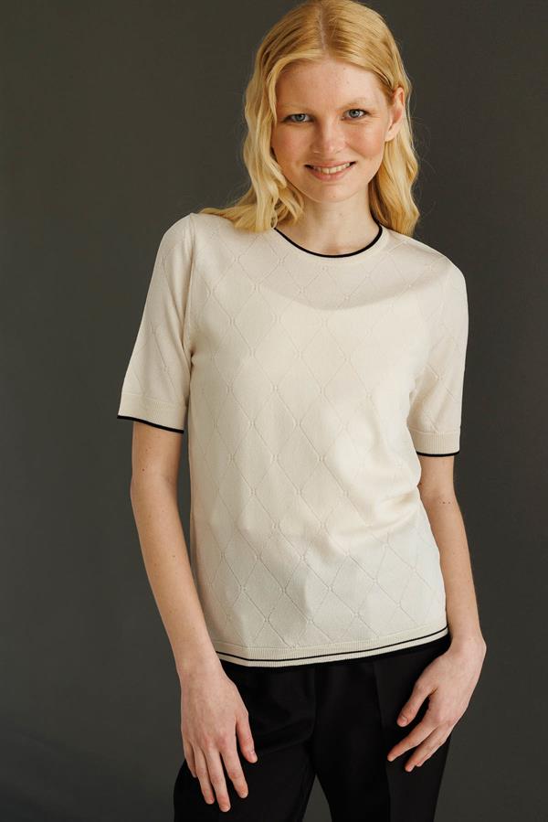 Kadın Sıfır Yaka Baklava Desenli T-shirt Krem