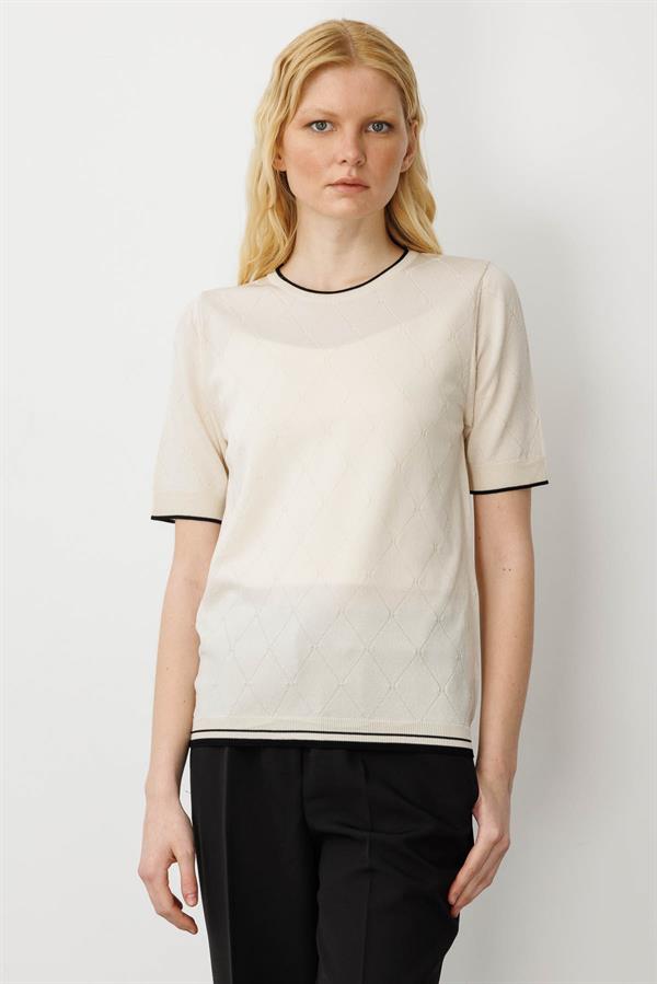 Kadın Sıfır Yaka Baklava Desenli T-shirt Krem