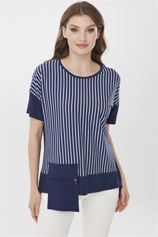 Женская хлопковая футболка с круглой горловиной и карманами в полоску темно синего цвета