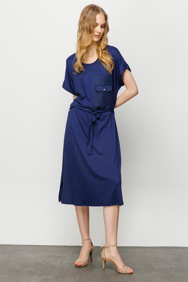 Женская хлопковая футболка с круглым вырезом и атласным карманом темно синяя 