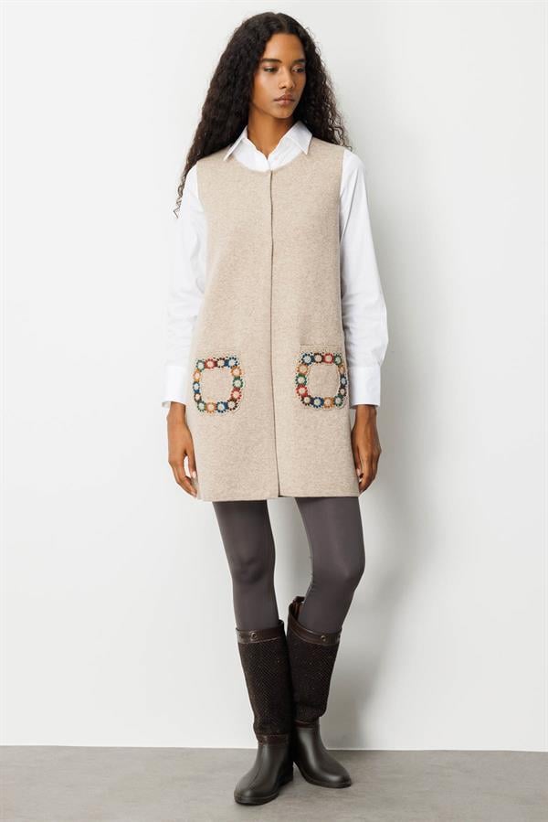 Kadın Sıfır Yaka Cebi Tığlamalı Uzun Yün Yelek K.Bej
