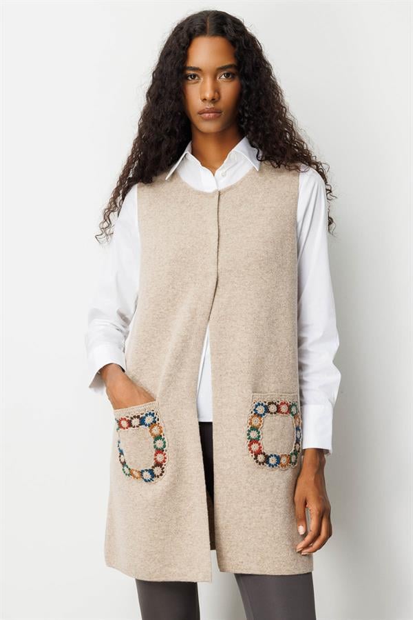 Kadın Sıfır Yaka Cebi Tığlamalı Uzun Yün Yelek K.Bej