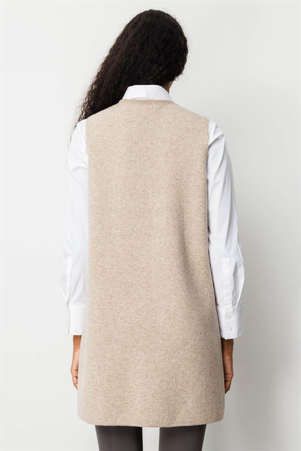 Kadın Sıfır Yaka Cebi Tığlamalı Uzun Yün Yelek K.Bej