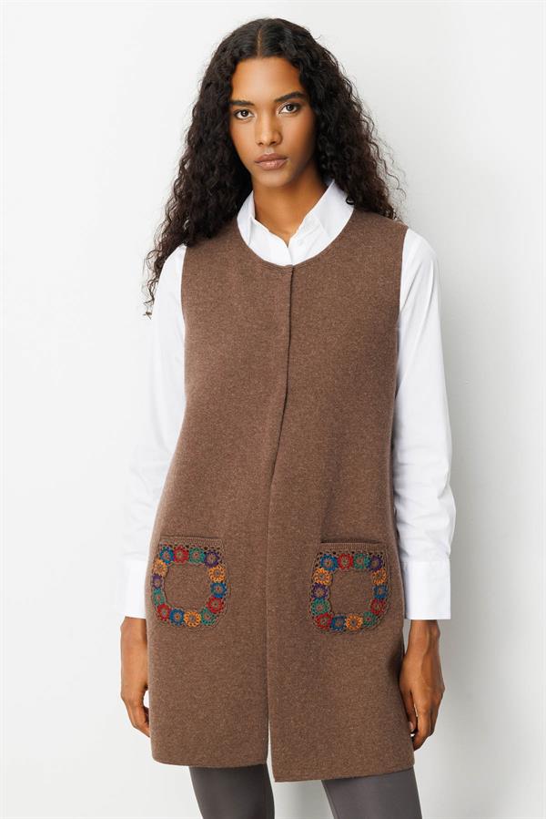 Kadın Sıfır Yaka Cebi Tığlamalı Uzun Yün Yelek D.Kahve