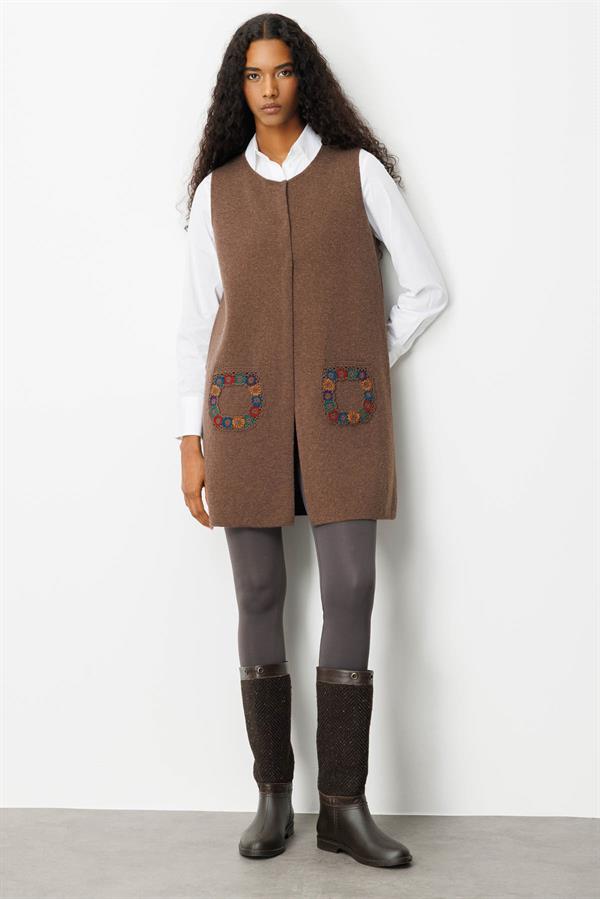 Kadın Sıfır Yaka Cebi Tığlamalı Uzun Yün Yelek D.Kahve