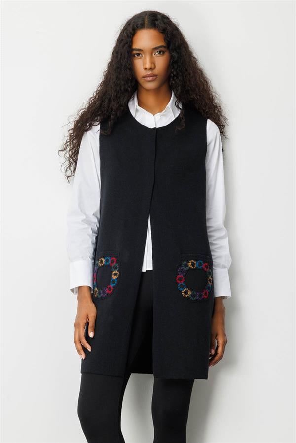 Kadın Sıfır Yaka Cebi Tığlamalı Uzun Yün Yelek Siyah