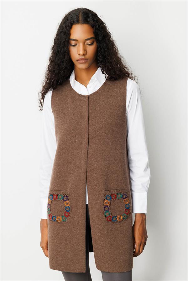 Kadın Sıfır Yaka Cebi Tığlamalı Uzun Yün Yelek D.Kahve