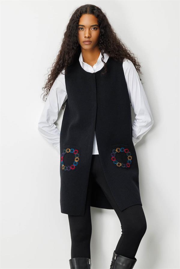 Kadın Sıfır Yaka Cebi Tığlamalı Uzun Yün Yelek Siyah