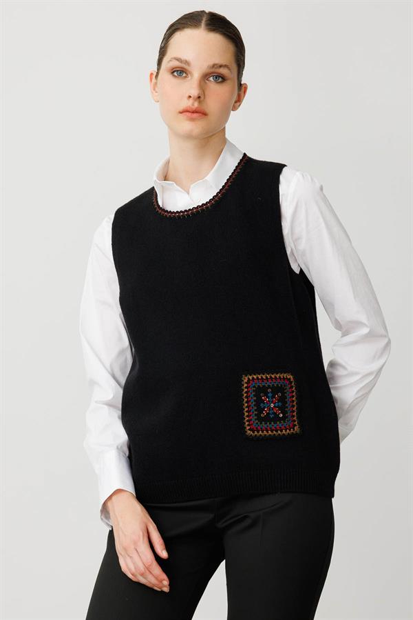 Kadın Sıfır Yaka Cebi ve Yakası Renkli Tığlamalı Yün Süveter Siyah