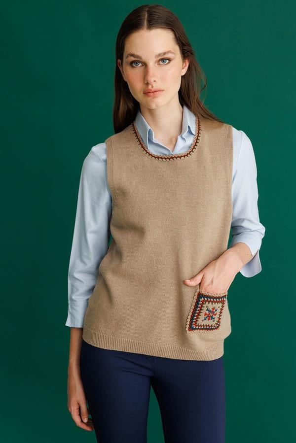 Kadın Sıfır Yaka Cebi ve Yakası Renkli Tığlamalı Yün Süveter Bej