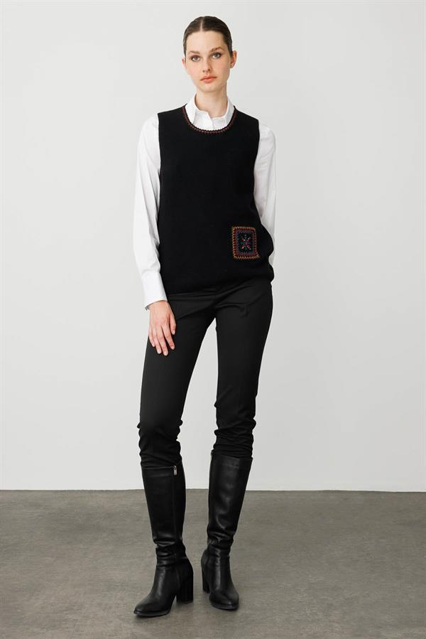 Kadın Sıfır Yaka Cebi ve Yakası Renkli Tığlamalı Yün Süveter Siyah