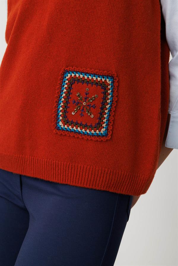 Kadın Sıfır Yaka Cebi ve Yakası Renkli Tığlamalı Yün Süveter K.Kiremit