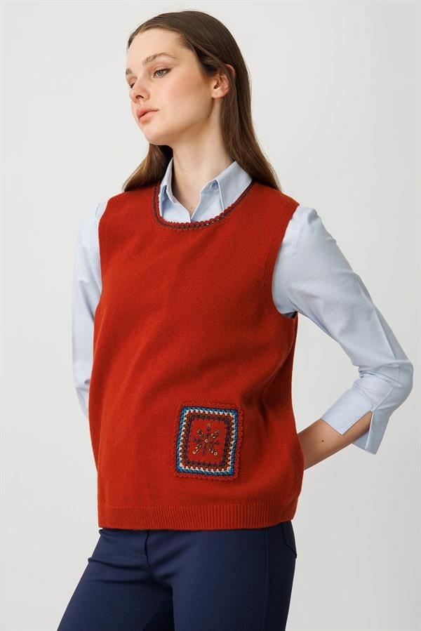 Kadın Sıfır Yaka Cebi ve Yakası Renkli Tığlamalı Yün Süveter K.Kiremit