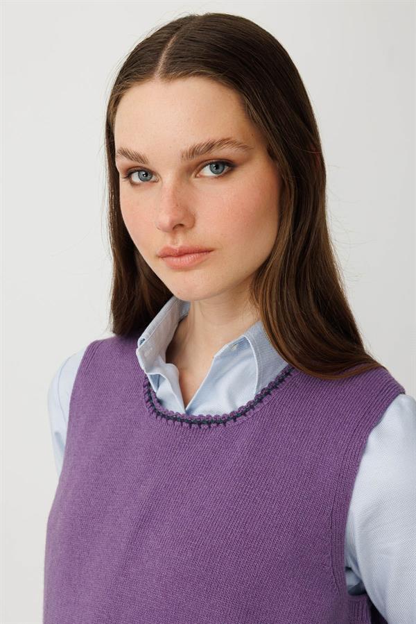 Kadın Sıfır Yaka Cebi ve Yakası Renkli Tığlamalı Yün Süveter Mor