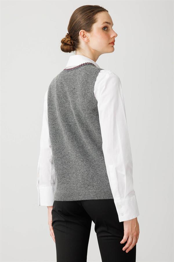 Kadın Sıfır Yaka Cebi ve Yakası Renkli Tığlamalı Yün Süveter Füme