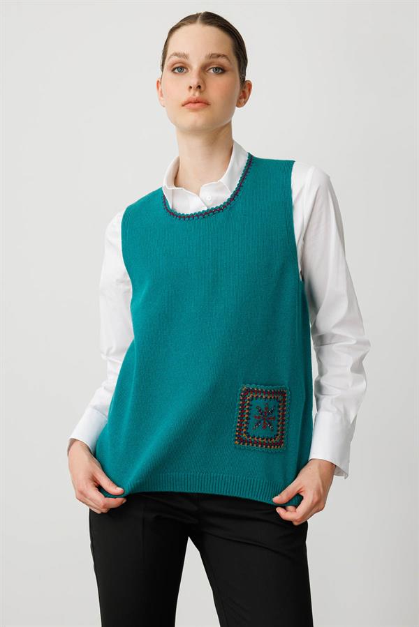 Kadın Sıfır Yaka Cebi ve Yakası Renkli Tığlamalı Yün Süveter A.Ö.Başı