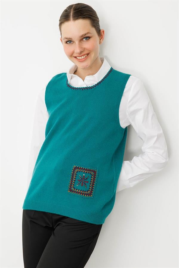 Kadın Sıfır Yaka Cebi ve Yakası Renkli Tığlamalı Yün Süveter A.Ö.Başı