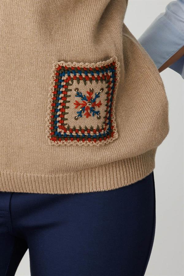 Kadın Sıfır Yaka Cebi ve Yakası Renkli Tığlamalı Yün Süveter Bej