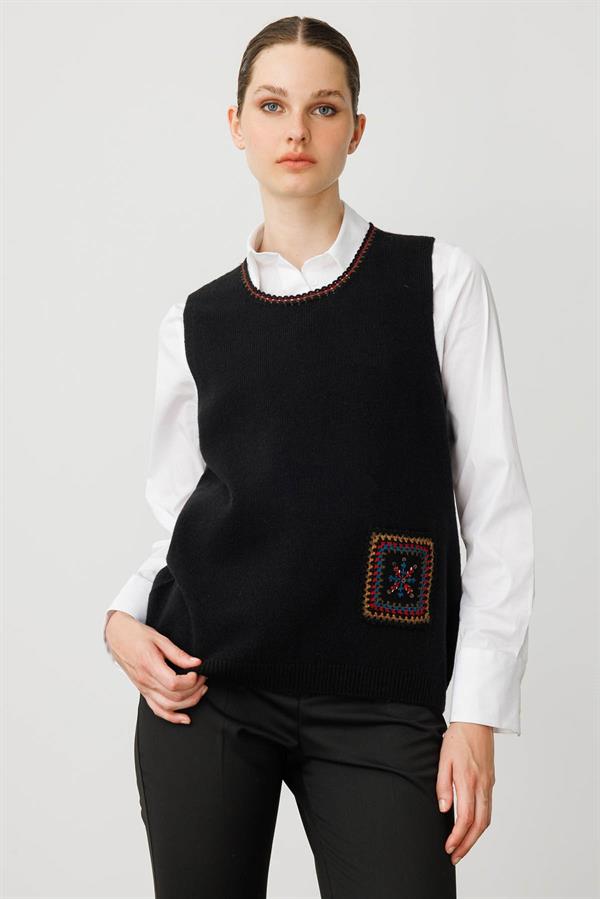 Kadın Sıfır Yaka Cebi ve Yakası Renkli Tığlamalı Yün Süveter Siyah