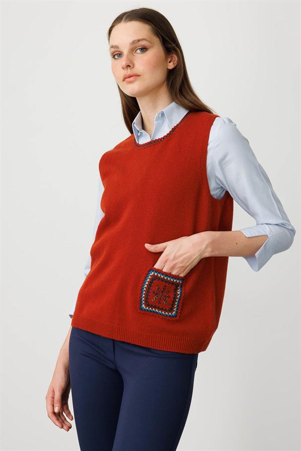 Kadın Sıfır Yaka Cebi ve Yakası Renkli Tığlamalı Yün Süveter K.Kiremit