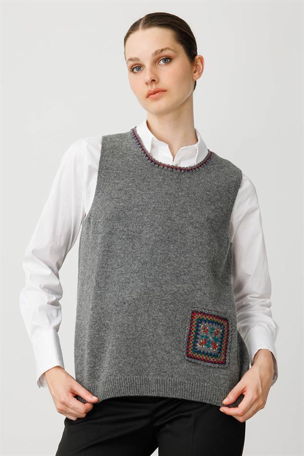 Kadın Sıfır Yaka Cebi ve Yakası Renkli Tığlamalı Yün Süveter Füme