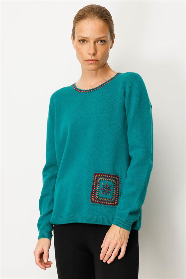 Kadın Sıfır Yaka Cebi ve Yakası Tığlamalı Yün Kazak A.Ö.Başı