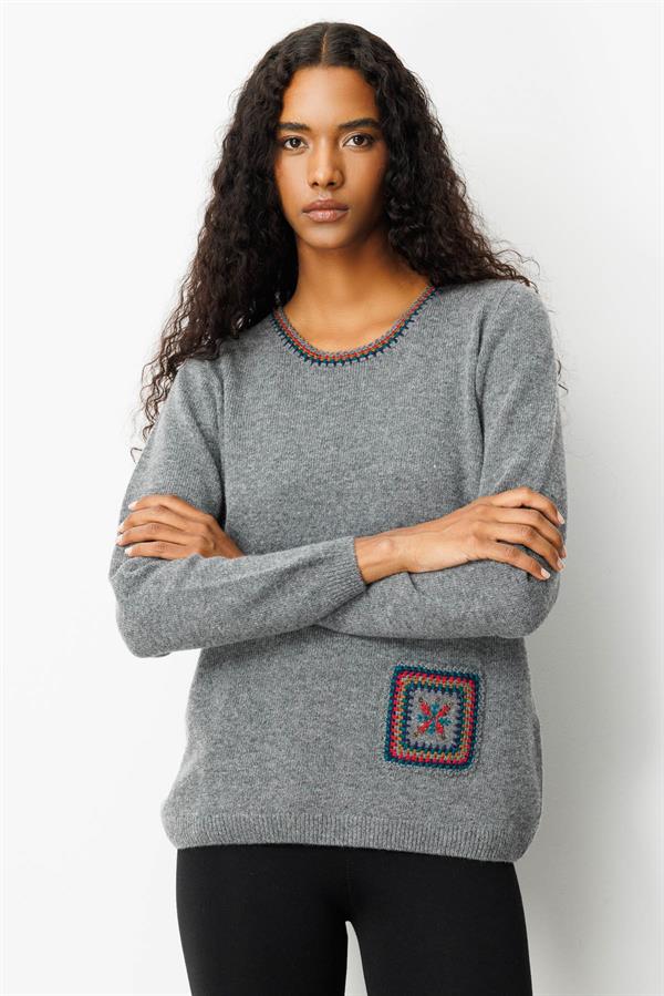 Kadın Sıfır Yaka Cebi ve Yakası Tığlamalı Yün Kazak Füme