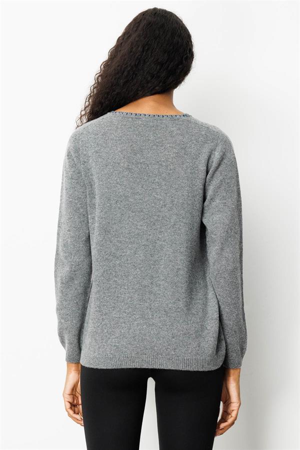 Kadın Sıfır Yaka Cebi ve Yakası Tığlamalı Yün Kazak Füme