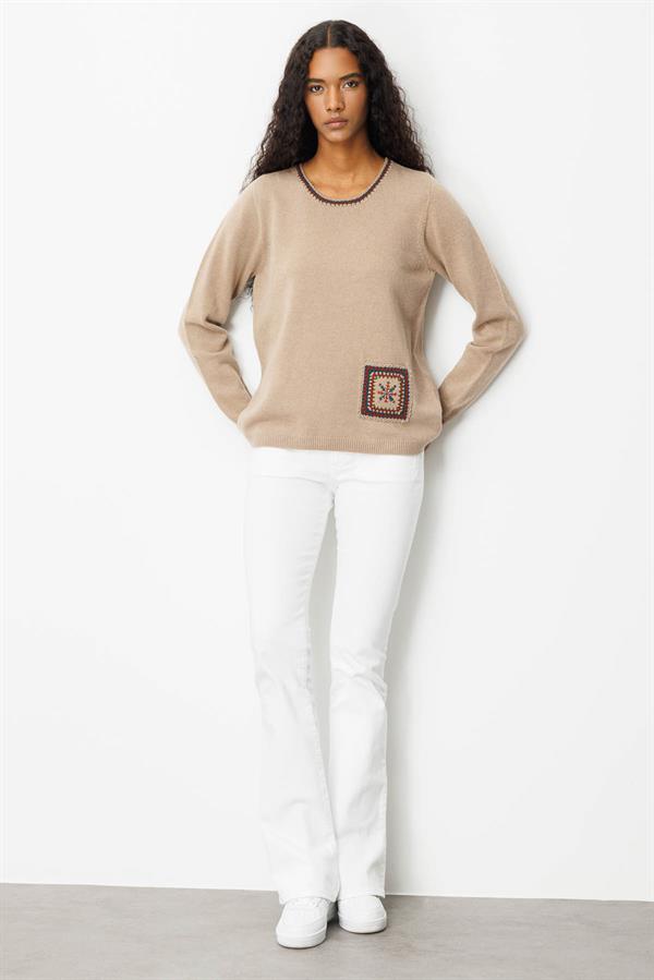 Kadın Sıfır Yaka Cebi ve Yakası Tığlamalı Yün Kazak Bej