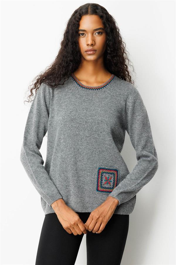 Kadın Sıfır Yaka Cebi ve Yakası Tığlamalı Yün Kazak Füme