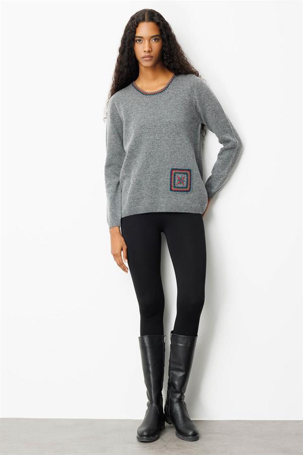 Kadın Sıfır Yaka Cebi ve Yakası Tığlamalı Yün Kazak Füme