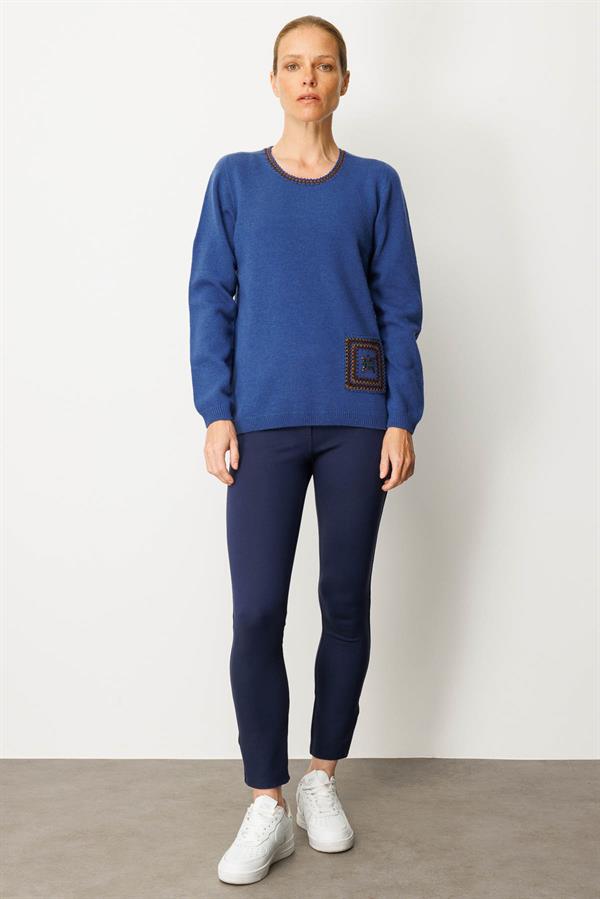 Kadın Sıfır Yaka Cebi ve Yakası Tığlamalı Yün Kazak Mavi