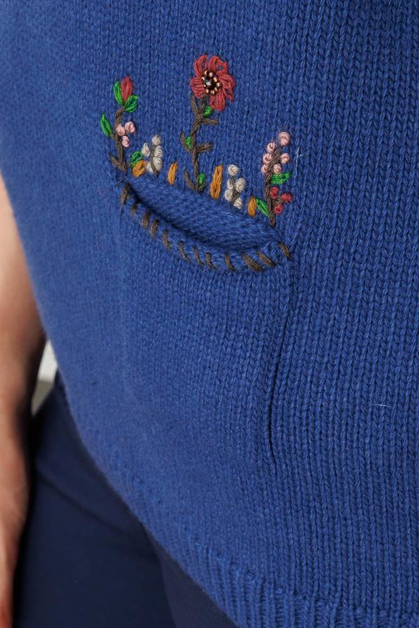 Kadın Sıfır Yaka Cep Üstü Çiçek Nakışlı Yün Süveter Mavi