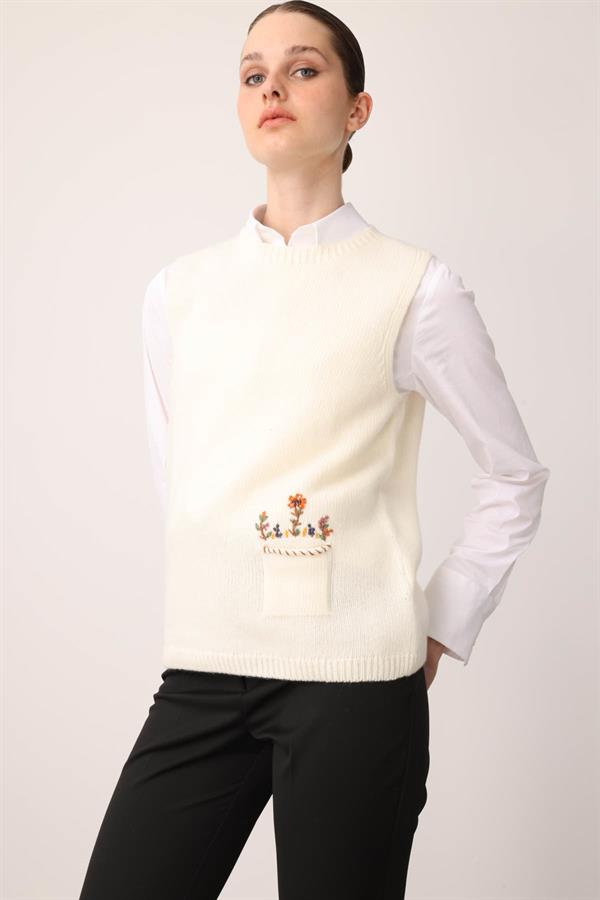 Kadın Sıfır Yaka Cep Üstü Çiçek Nakışlı Yün Süveter Kemik