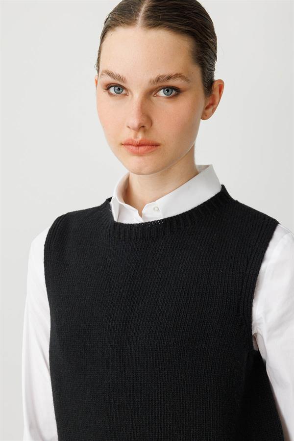 Kadın Sıfır Yaka Cep Üstü Çiçek Nakışlı Yün Süveter Siyah