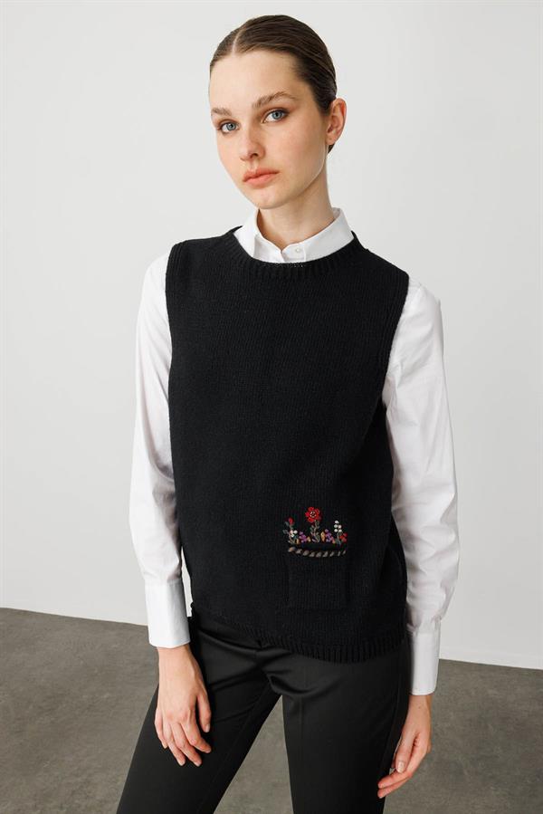 Kadın Sıfır Yaka Cep Üstü Çiçek Nakışlı Yün Süveter Siyah