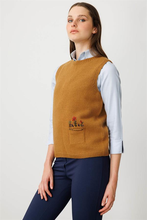 Kadın Sıfır Yaka Cep Üstü Çiçek Nakışlı Yün Süveter Taba