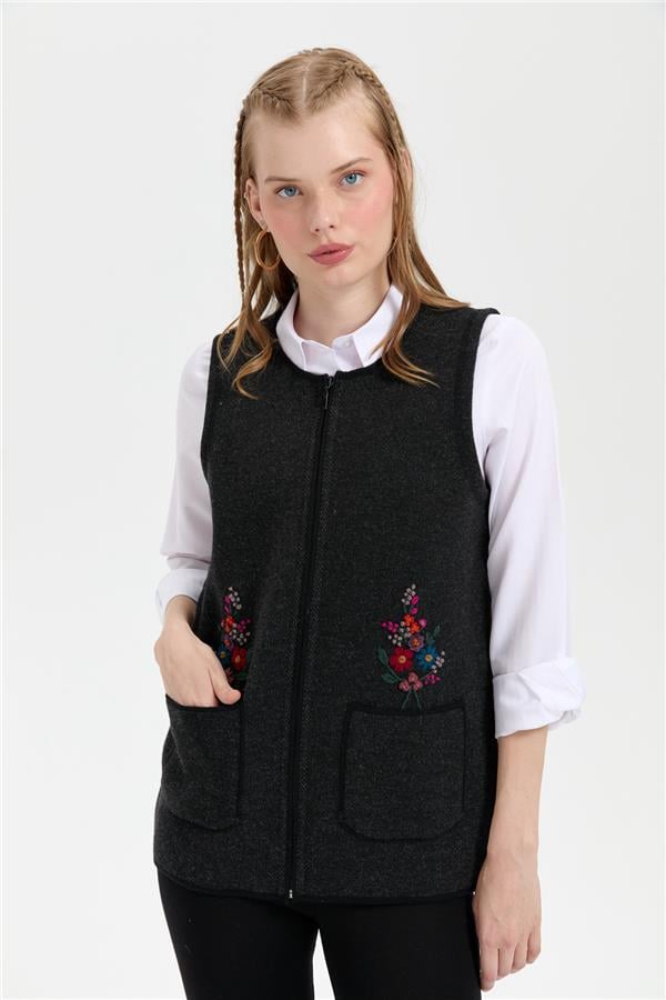 Kadın Sıfır Yaka Cep Üstü İşlemeli Kısa Yün Yelek Siyah