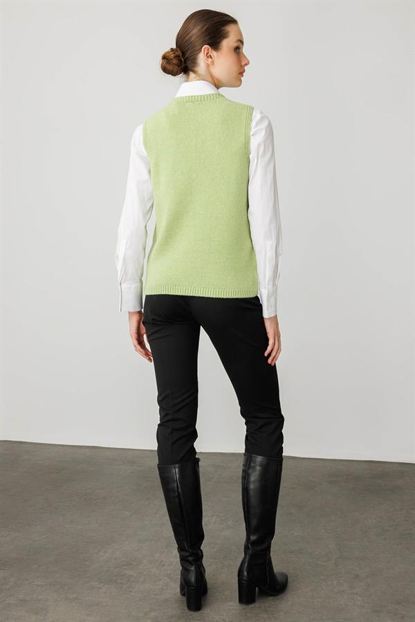 Kadın Sıfır Yaka Cep Üstü Nakış İşlemeli Süveter A.E.Yeşili