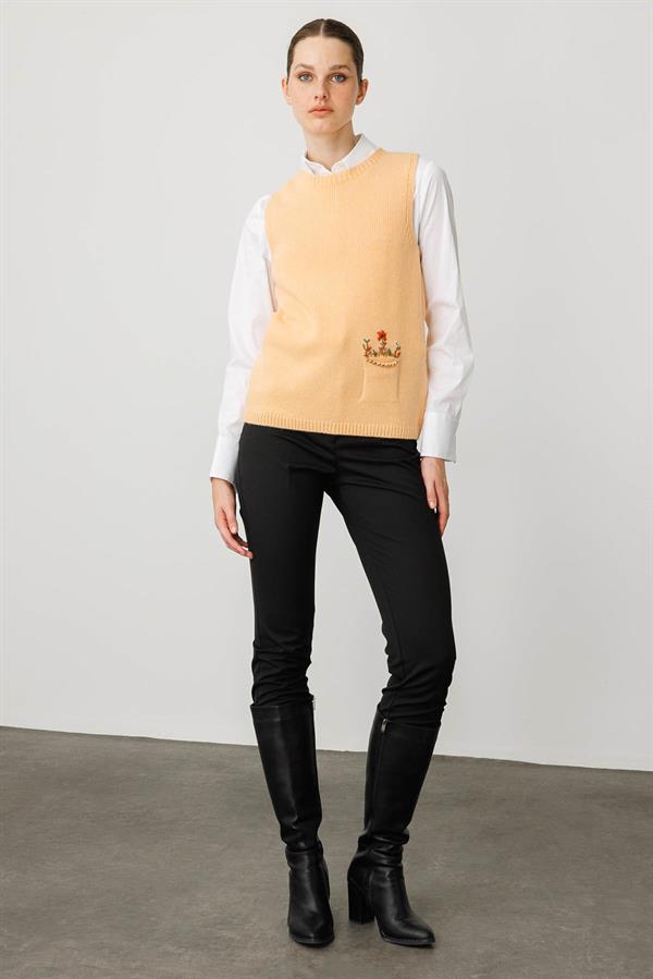 Kadın Sıfır Yaka Cep Üstü Nakış İşlemeli Süveter Somon