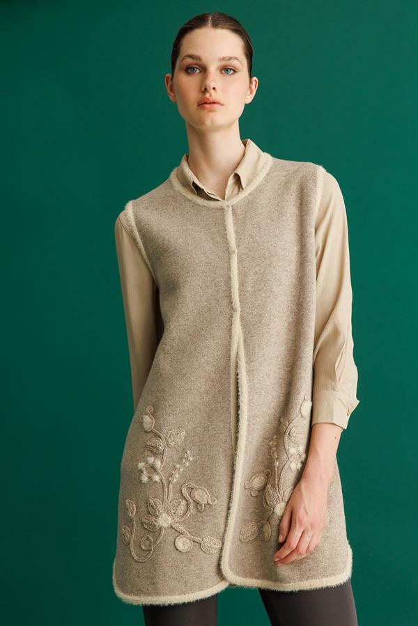 Kadın Sıfır Yaka Çiçekli Uzun Yün Yelek K.Bej