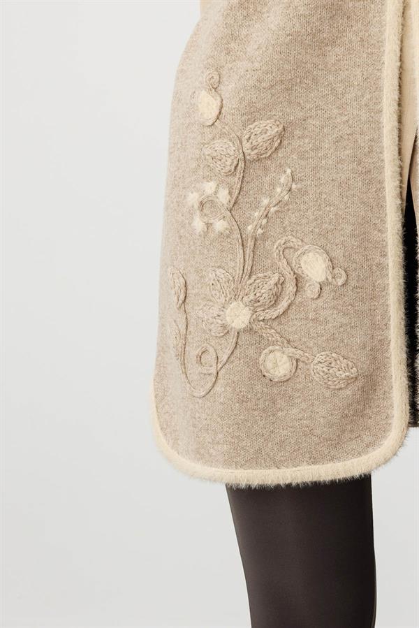 Kadın Sıfır Yaka Çiçekli Uzun Yün Yelek K.Bej