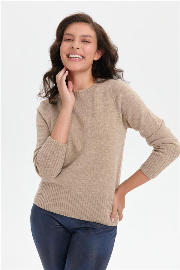 Kadın Sıfır Yaka Dikişsiz Eteği ve Kolu Uzun Lastik Yün Kazak K.Bej