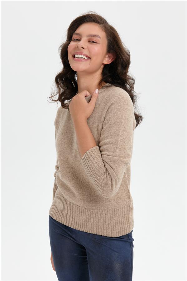 Kadın Sıfır Yaka Dikişsiz Eteği ve Kolu Uzun Lastik Yün Kazak K.Bej