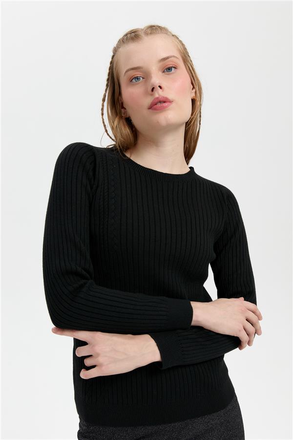 Kadın Sıfır Yaka Dikişsiz Önü Desenli Kazak Siyah