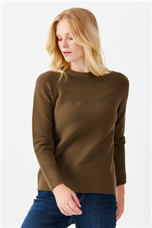 Женский бесшовный вязаный свитер с круглым вырезом бежевый 