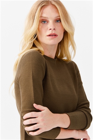 Женский бесшовный вязаный свитер с круглым вырезом бежевый 