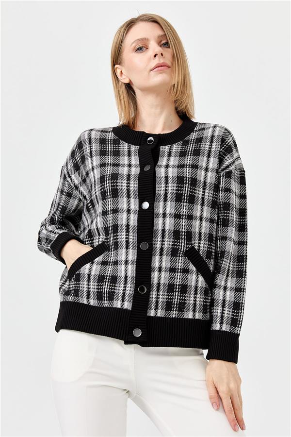 Женский короткий жакет с круглым вырезом в клетку черный