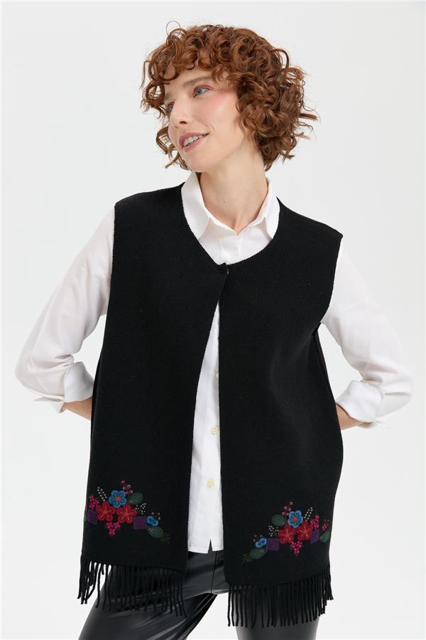 Kadın Sıfır Yaka Eteği İşlemeli Yün Yelek Siyah